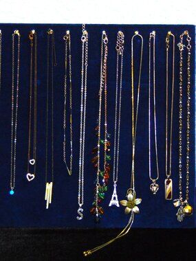 Vintage & Modern Assorted Silver Tone Necklace lot- very nice!